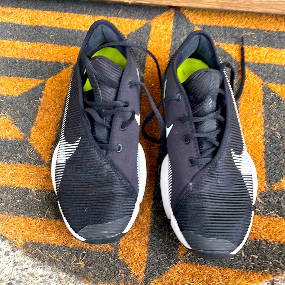Nike superrep HIIT shoes. Barely worn. Women’s 8.5, Men’s 7. Black & white.